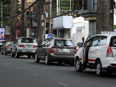 Nếu được HĐND TP HCM thông qua, mức thu phí ôtô ở các tuyến đường cho phép đậu xe sẽ cao gấp 4 lần hiện nay. Ảnh: T.L.