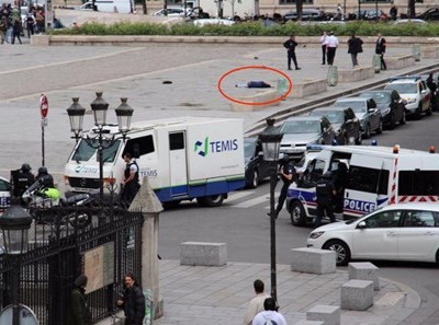 Khoảnh khắc 'phiến quân IS' cầm búa tấn công cảnh sát Pháp