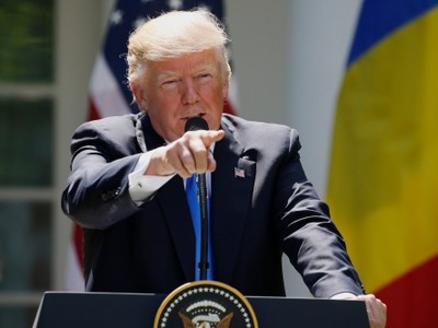 Tổng thống Mỹ Donald Trump trong họp báo chung với người đồng cấp Romania. Ảnh: Reuters