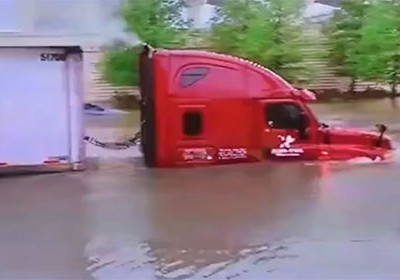 Xe tải lội nước như tàu ngầm - kỹ năng hay liều ăn may?