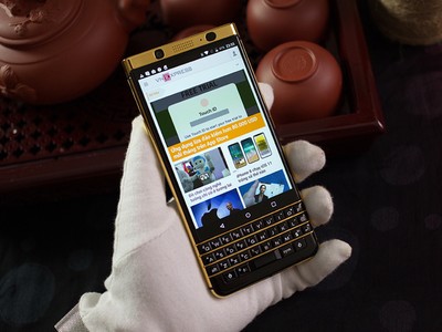 BlackBerry KeyOne mạ vàng giá 139 triệu đồng