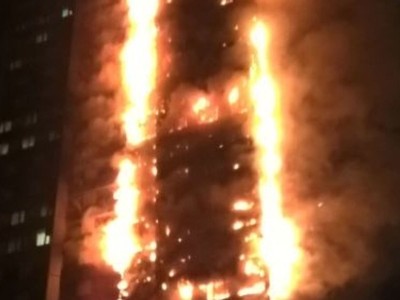 Lửa bao trùm nhiều tầng tại tháp Grenfell. Ảnh: Sky News