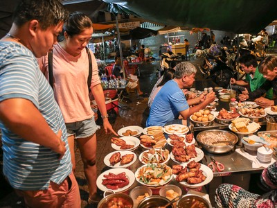 Đĩa cơm tấm vỉa hè gần 100.000 đồng vẫn hút khách Sài Gòn