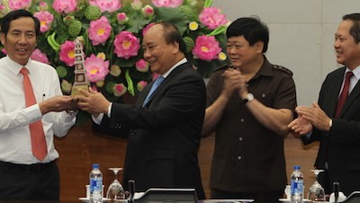 Thủ tướng Nguyễn Xuân Phúc chúc mừng các nhà báo nhân dịp kỷ niệm 92 năm ngày báo chí cách mạng Việt Nam. Ảnh: Vinh An