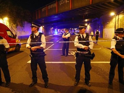 Ôtô đâm nhiều người gần thánh đường Hồi giáo ở London