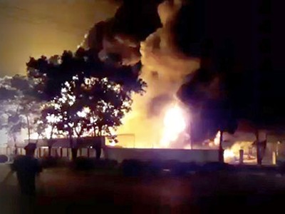 Ngọn lửa kèm theo cột khói đen bốc cao cả chục mét tại khu công nghiệp Nội Bài. Ảnh: Xuân Hoa