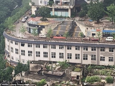 Con đường trên nóc tòa chung cư.