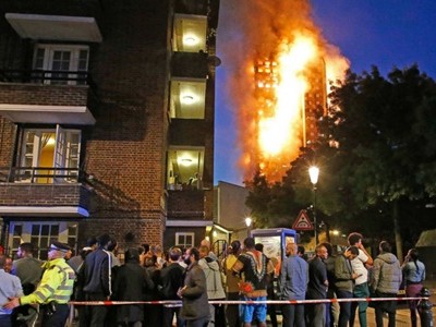 Chung cư Grenfell ở London bị cháy hôm 14/6. Ảnh: Evening Standard.