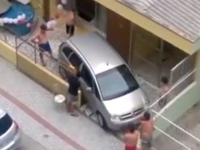 Màn đưa xe ra khỏi nhà tốn công nhất thế giới