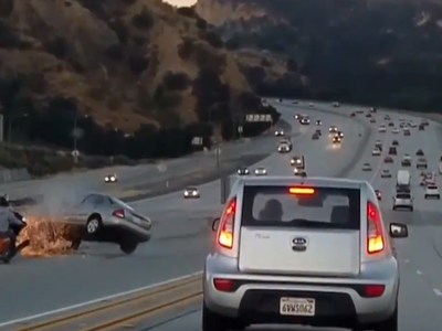 Quái xế đạp cửa ôtô, gây tai nạn liên hoàn trên cao tốc Mỹ