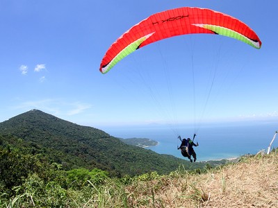 Phi công dù lượn bay trên bán đảo Sơn Trà