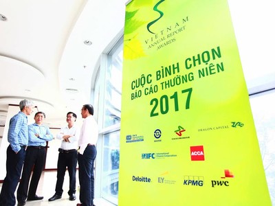 Hinh ảnh ngày đầu tiên chấm giải Báo cáo thường niên năm 2017