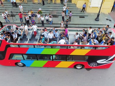 Xe bus 2 tầng mui trần đầu tiên phục vụ du khách tham quan Thủ đô 