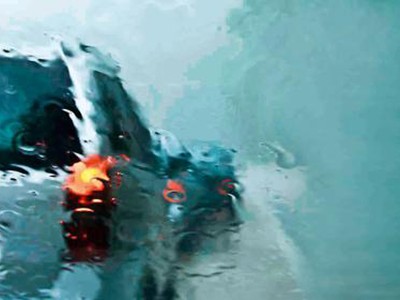 Nước mưa gây hạn chế tầm nhìn cho tài xế. 