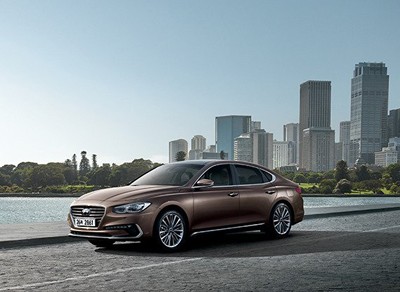 Azera có chiều dài 4.930 mm, rộng 1.865 mm, cao 1.470 mm và chiều dài cơ sở 2.845 mm.