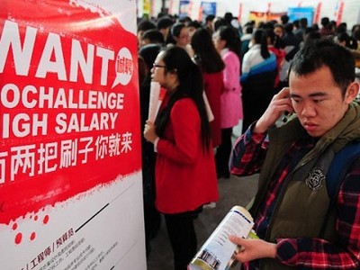 Một tân cử nhân đang đọc thông báo tuyển dụng lương cao của một công ty ở Liễu Thành, một thành phố trực thuộc tỉnh Sơn Đông, đông bắc Trung Quốc. Ảnh: Xinhua.
