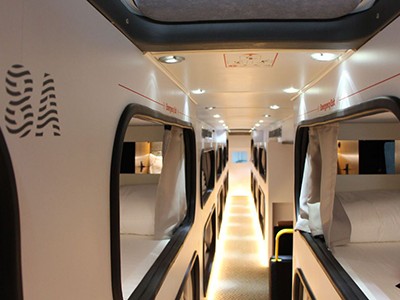 Mỗi chiếc xe buýt 2 tầng của Cabin có 24 giường ngủ. Ảnh: Mashable