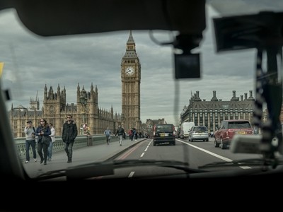 Số tài xê của Uber hiện gần gấp đôi tài xế taxi ở London. Ảnh: NYT