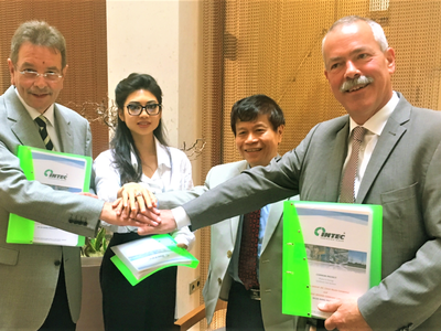 Bà Coco Trần, Phó tổng giám đốc Tập đoàn Empire cùng đại diện các đối tác: Công ty TNHH ViDeBridge, Tập đoàn Intec GmbH và Quỹ tài chính Juvema trong buổi Lễ ký kết