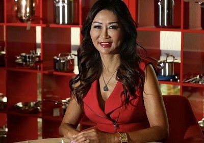 Lina Hu, chủ tịch và giám đốc điều hành của Clipper Corp - công ty được ra đời từ ý tưởng khi cô phỏng vấn công việc rửa bát tại một nhà hàng.