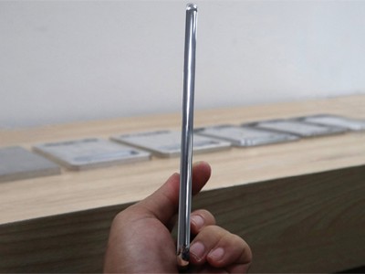 Khung máy của Bphone 2 khi chưa phay các nút bấm.