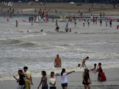 Hàng nghìn du khách tắm biển, bất chấp cảnh báo bão