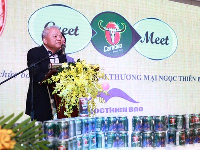 Chủ tịch Carabao Group, ông Sathien Setthasi phát braiểu tại TPHCM tối 14/7.