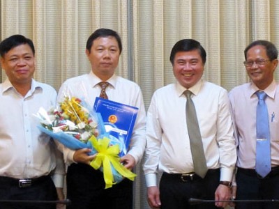 Ông Dương Anh Đức, Phó giám đốc Đại học Quốc gia thành phố, nhận quyết định giữ chức Giám đốc Sở Thông tin và Truyền thông. Ảnh: Trung Sơn.