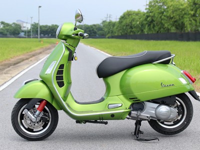 Vespa GTS300 tích hợp công nghệ kiểm soát lực kéo ASR. 