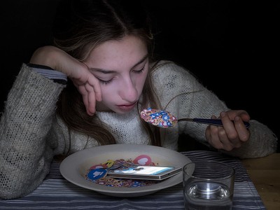 Bộ ảnh về nỗi ám ảnh của smartphone