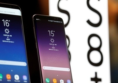Hai điện thoại Galaxy S8 và S8+ của Samsung được trưng bày tại Seoul. Ảnh: Reuters