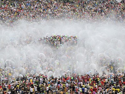 Hàng nghìn người đổ xô tới lễ hội té nước ở Vân Nam, Trung Quốc. Ảnh: Reuters.