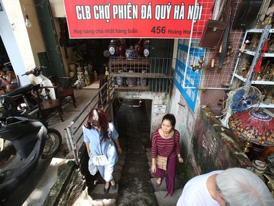 Chợ phiên đá quý tiền tỷ giữa lòng Hà Nội