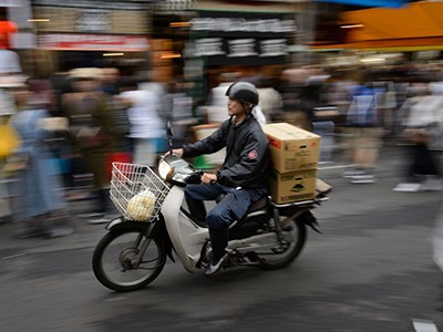 Một chiếc xe máy 50cc chở hàng tại chợ cá Tsukiji. Ảnh: Bloomberg