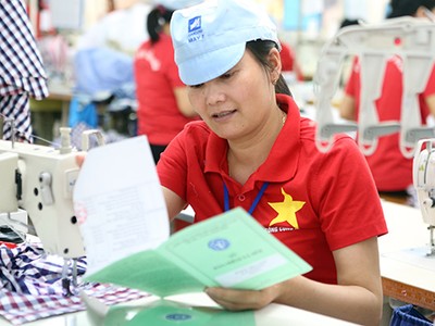  Bảo hiểm xã hội các địa phương tích cực bàn giao sổ bảo hiểm cho người lao động