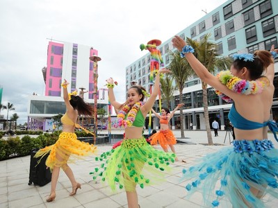  Biểu diễn múa Hawaii – một trong nhiều hoạt động nghệ thuật tại khu phố đi bộ Cocobay