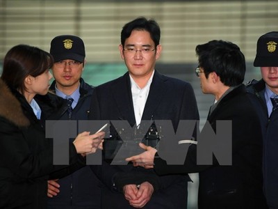 Phó Chủ tịch Tập đoàn Samsung Lee Jae-Yong (giữa) tới văn phòng công tố ở Seoul ngày 18/2. (Nguồn: AFP/TTXVN)