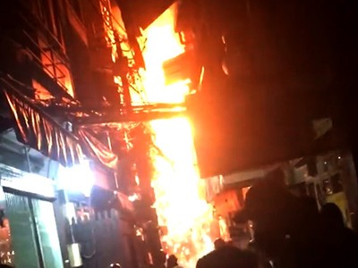 Cháy trong hẻm đường Bùi Viện. Ảnh: Tin Tin.