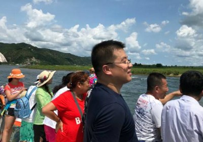 Khách Trung Quốc đi thuyền trên sông Áp Lục. Ảnh: Reuters.