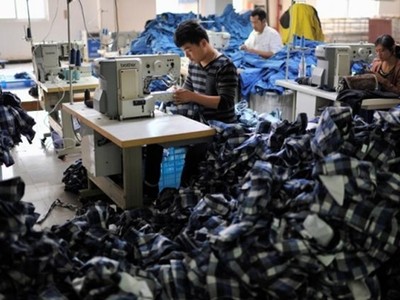 Công nhân Trung Quốc làm việc trong một nhà máy ở An Huy. Ảnh: Reuters