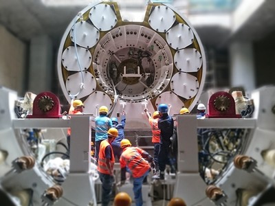 Các kỹ sư và công nhân của FECON tham gia quá trình hạ và lắp đặt máy TBM tại dự án đường sắt đô thị TP.Hồ Chí Minh tuyến số 1 đoạn Bến Thành - Suối Tiên