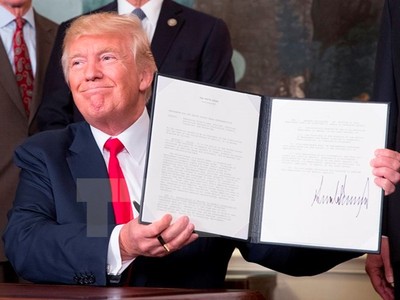 Tổng thống Mỹ Donald Trump ký sắc lệnh điều tra Trung Quốc vi phạm bản quyền trí tuệ. (Nguồn: EPA/TTXVN)