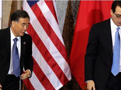 Bộ trưởng Thương mại Trung Quốc và Mỹ trong cuộc đối thoại song phương tháng trước. Ảnh: Reuters