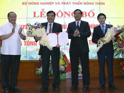 Bộ trưởng Nguyễn Xuân Cường và Thứ trưởng Hoàng Văn Thắng trao các quyết định bổ nhiệm cho 2 Tổng cục trưởng Tổng cục Thủy lợi và Tổng cục Phòng, Chống thiên tai. Ảnh Nongnghiep.vn