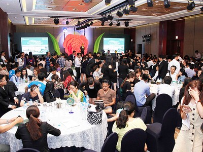 Đông đảo khách hàng đến tham dự sự kiện giới thiệu dự án nhà liên kế 2 sân vườn Rosita Garden.