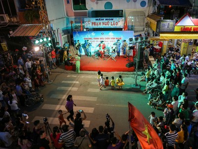 Phố đi bộ Bùi Viện đông nghịt trong ngày ra mắt