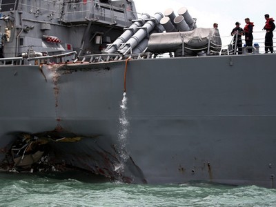 Lỗ thủng trên vỏ tàu USS John S. McCain. Ảnh: Reuters.