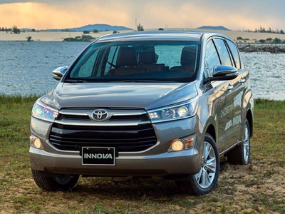 Innova E bán ở mức 718 triệu đồng.