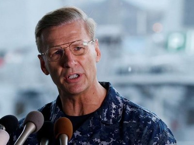 Ông Joseph Aucoin họp báo sau vụ tai nạn của tàu USS Fitzgerald. Ảnh: Reuters.