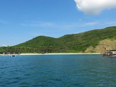 Bãi Che tinh khôi, đẹp rực rỡ. -ảnh: T.T.H.